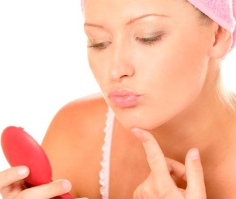 Угри на подбородке у женщин: причины и лечение