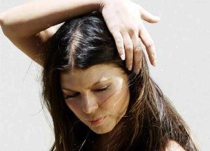 Прыщи на голове в волосах у женщин: причины появления, методы лечения и профилактики