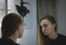 Почему появляются прыщи у девушек: причины, лечение