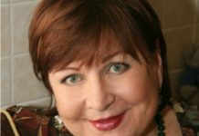 «А ножки, как у девочки!»: Татьяна Кравченко прогулялась по саду в коротенькой тунике и стильных очках-телевизорах