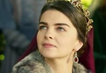 «Любимое дитя султана Сулеймана»: Пелин Карахан в апельсиновом купальнике свела с ума фанатов