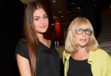 Из ребенка в девочку-подростка: жена Овечкина позировала на редком селфи с 13-летней внучкой Глаголевой