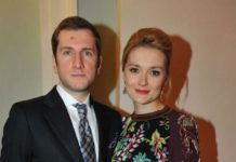 Надежда Михалкова в белом платье миди запечатлелась с подросшим сыном от Резо Гигинеишвили