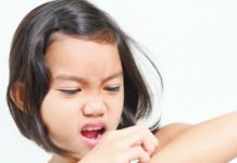 Постоянный зуд: что делать, если ребенок расчесывает тело, симптомы, как помочь