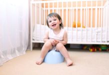 Причины возникновения черных прожилок, крапинок в стуле новорожденного