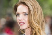 С акцентом на фигуру: 38-летняя Водянова в микро-шортах устроила дефиле на террасе