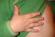 У детей сыпь на животе: возможные причины и способы лечения