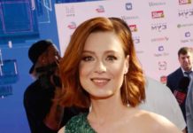 «Сама просится в кадр»: Юлия Савичева впервые поделилась снимком своей трехлетней дочки Ани