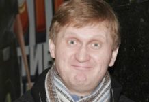 Рожков из «Уральских пельменей» с сыном продемонстрировали мастерство на занятии кайтсерфингом