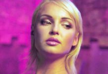 «Ножки просто эталонные»: Волочкова в крохотном бикини раззадорила фанатов