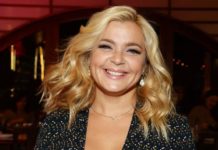 «Вау! Прекрасны и заманчивы без купальника»: 42-летняя Пегова нагишом поплавала в подмосковном карьере