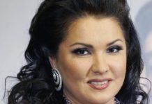 «Всегда ослепительна»: Нетребко в платье с геометрическим принтом прогулялась по Зальцбургу