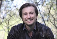 «Папины копии»: Безруков запечатлел подросших сына и дочь на прогулке по Москве