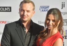 «Кайфовая семейка!»: стилист Пугачевой восхитился Нюшей, примерившей с дочкой и мужем разноцветные худи