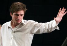 Трое в припыленных костюмах: Стебунов предстал на премьере фильма с женой и подругой в одном стиле