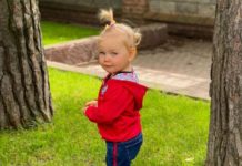 «Еще маленькая»: Лера Кудрявцева запечатлела дочку в лазурной тунике из шифона за беседой