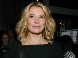 «Юля, Вы прекрасны»: Высоцкая впечатлила Крутого селфи в одной рубашке на фоне золоченых зеркал