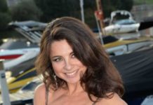 Анна Плетнева в черном бикини отведала коктейли на отдыхе у барной стойки