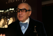 Для очередного суда по делу Ефремова Добровинский надел серый строгий костюм-тройку с красным галстуком