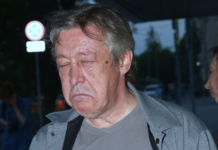 Потянуло на творчество: Ефремов в зале суда занялся рисованием