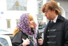 «Семейные садовые радости»: Пугачева вместе с двойняшками навела порядок на территории особняка