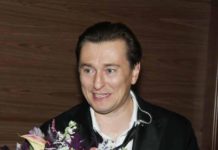 «Последняя декада лета»: Безруков умилил подписчиков снимком с уснувшими на его плече сыном и дочкой