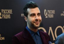 «Какой милый папа»: Ургант в день 20-летия старшей дочери обнародовал редкое фото из семейного альбома