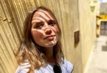 Анна Кошмал в купальнике лимонного цвета позировала оператору на съемках сериала «Папик-2»