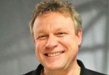 «Полная радости фотография. Очень похожи»: Сергей Жигунов обнародовал редкий кадр с молодым папой