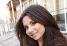 Анна Плетнева продефилировала на отдыхе в синем купальнике в горох около пляжа