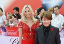 «Невнятная длина и старомодный фасон»: 62-летняя Юдашкина не впечатлила стилиста устаревшим приталенным платьем