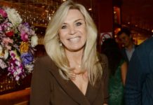 61-летняя Марина Юдашкина в силуэтном платье в пол пришла на свадьбу Светланы Бондарчук