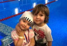 Лиза Галкина в легинсах с лампасами и блузке в горох вместе с братиком попрыгала на скакалке