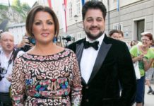 В стиле Пугачевой: Нетребко в шифоновом балахоне с розами предстала в старинном австрийском отеле