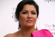 «Словно близнецы. Фантастические»: Нетребко запечатлелась с датской сестрой на фоне замка в Словении