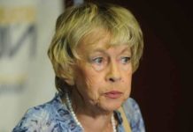 На могиле Александры Назаровой спустя год после ее смерти так и остался стоять деревянный крест