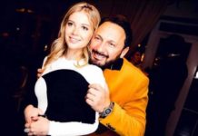 «Семья»: Ева Канчельскис запечатлелась в лифте с младшими сестренками, мамой и отчимом