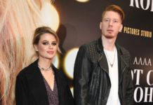 Пока муж дома: избранница Никиты Преснякова в красно-розовом купальнике эффектно занялась серфингом