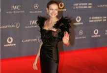 «Неземная красота»: Водянова в костюме цвета океанской волны украсила шею золотым кулоном в виде паука