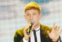 Фотограф Аллы Пугачевой поделился фото юного Мити Фомина и Оксаны Олешко в синем купальнике