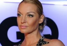 «Пригласили в святая святых»: Волочкова в гипюровом платье побывала в гримерной группы Artik&Asti