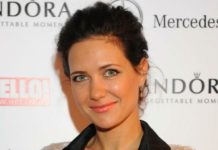 Климова в припыленном небесно-голубом платье наведалась с детьми на фабрику мороженого