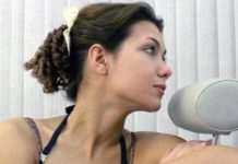 Загорелый шатен с родинкой на щеке: Климова прогулялась по «Зарядью» с 13-летним сыном от Петренко