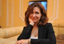 Климова в припыленном небесно-голубом платье в пол отметилась в кафе со своими четырьмя детьми