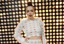 «Где-то под радугой»: Ольга Серябкина в «шахматном» купальнике позировала на лужайке