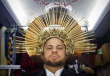 «Смываем понты»: Постовалов из «Уральских пельменей» посадил под холодный душ коллегу Ершова