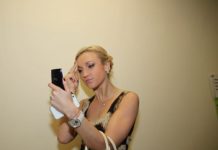 «Королева льда»: Ольга Бузова тренируется на катке в фирменной футболке