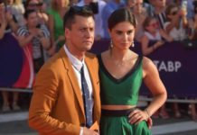 «А Пашка пусть кусает локти»: Муцениеце в сексуальном бюстье засветила пикантную родинку на груди