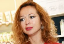 «Красота неописуемая»: 44-летняя Захарова блеснула в Крыму безупречной фигурой в вязаном бикини