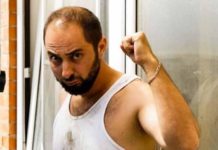 Демис Карибидис поделился редким снимком с красавицами-дочками и маленьким сыном